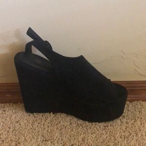 Black wedges